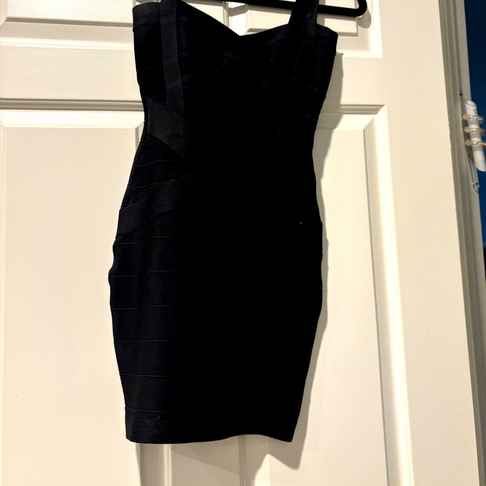 Black bodycon mini dress with sweetheart neckline for cocktail